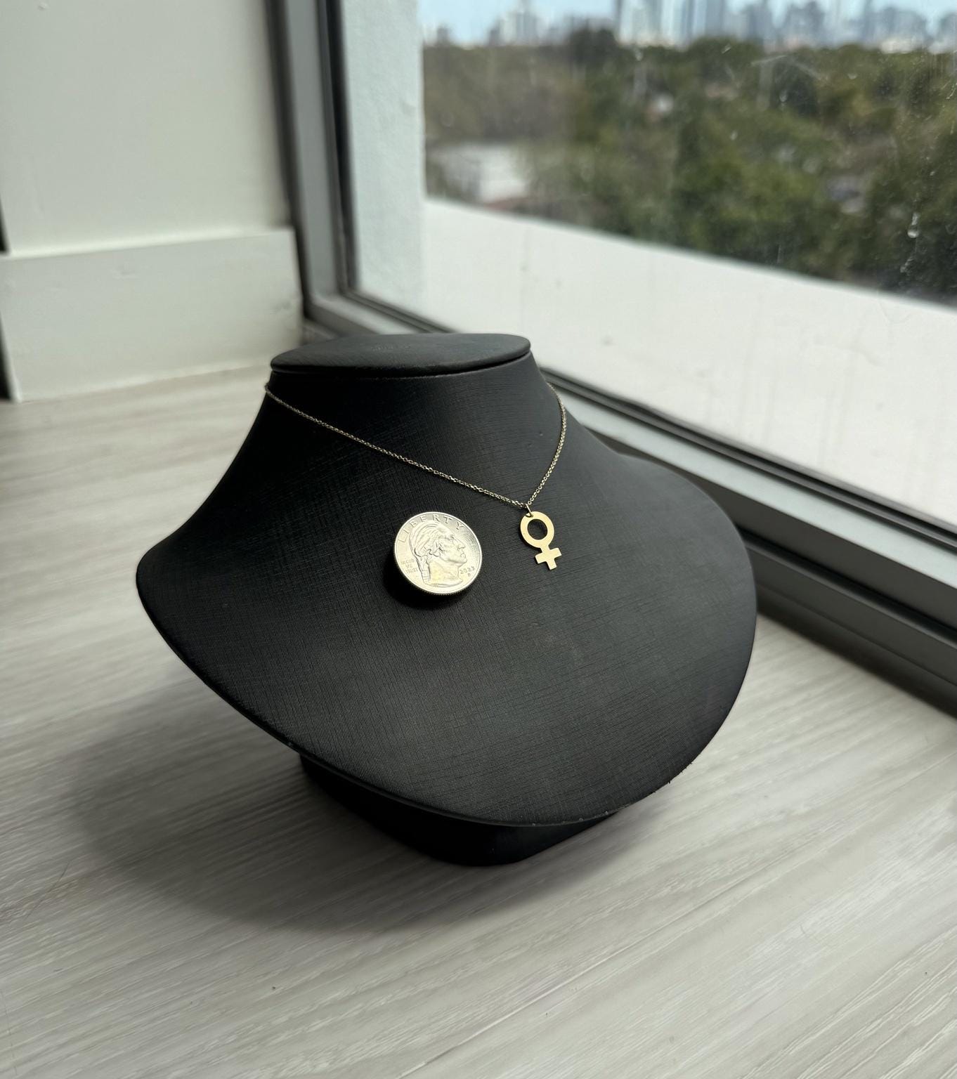 "Venus Symbol" Pendant Necklace - 14k Solid Yellow Gold
